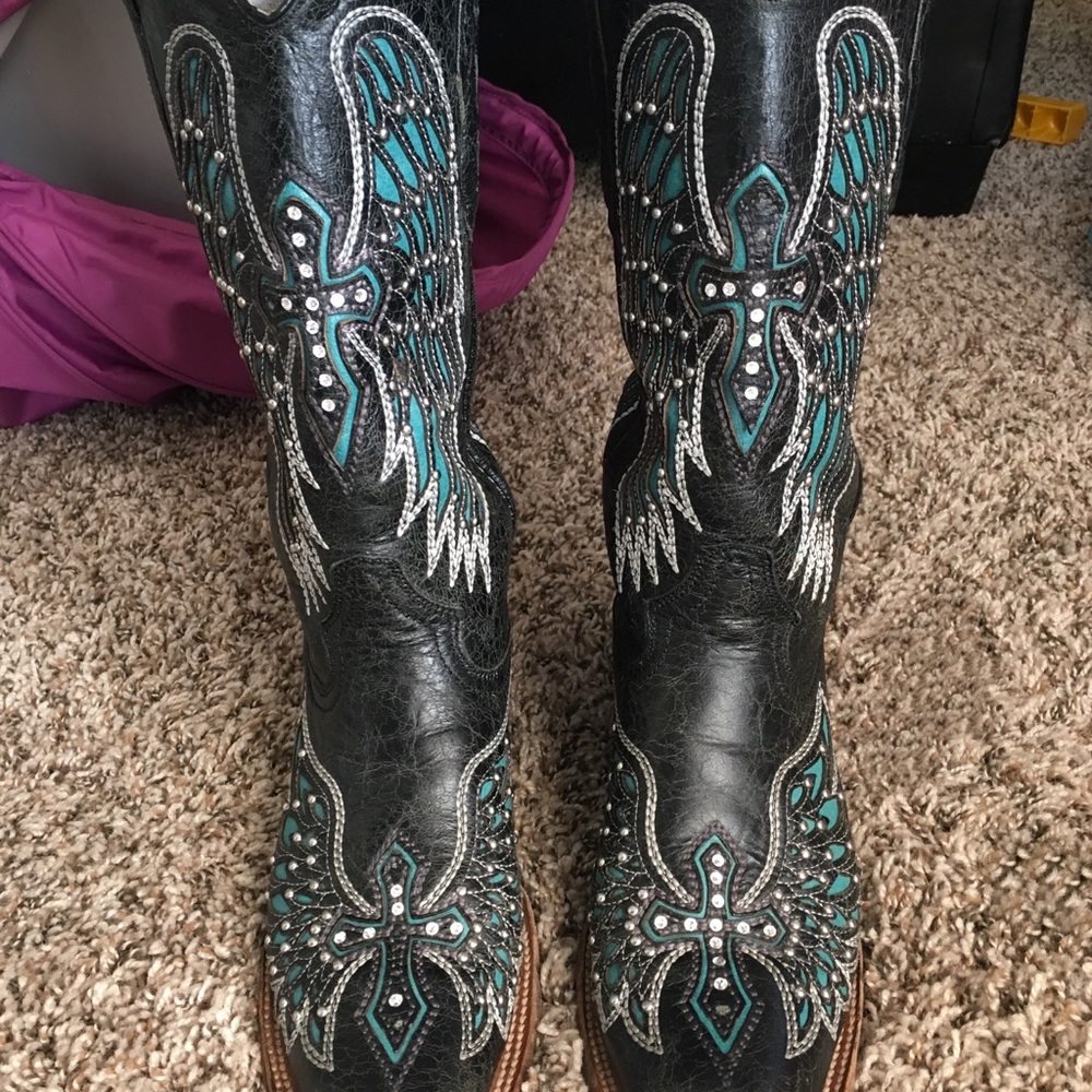 Woman’s size 7.5 corral boots